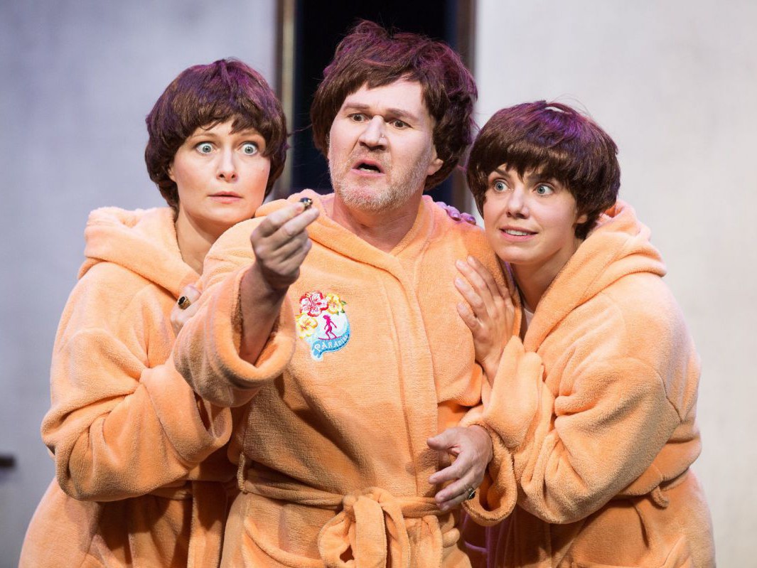 Emese Fay, Georg Schubert und Elisabeth Veit mit Bademänteln und Perrüken Emese Fay, Georg Schubert und Elisabeth Veit mit Bademänteln und Perrüken