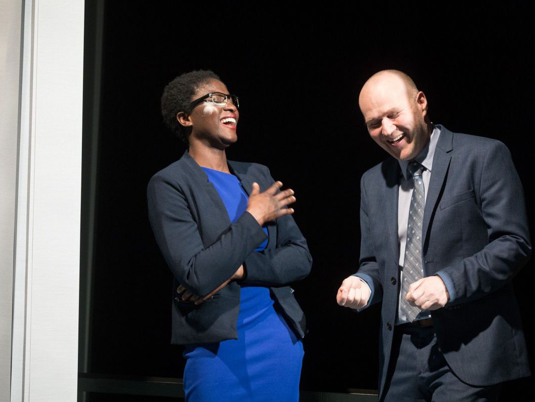 Nancy Mensah-Offei und Georg Schubert, lachend, Weiße Neger sagt man nicht, TAG Theater Nancy Mensah-Offei und Georg Schubert, lachend, Weiße Neger sagt man nicht, TAG Theater