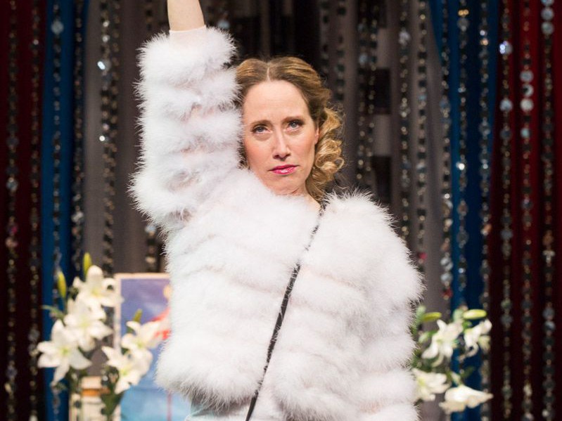 Michaela Kaspar mit Sektglas, 13 oder liebt eure Volksvertreter! TAG Theater Michaela Kaspar mit Sektglas, 13 oder liebt eure Volksvertreter! TAG Theater