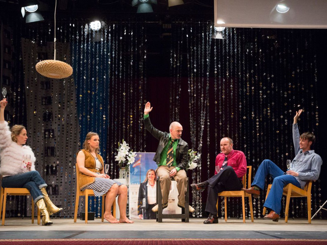 Michaela Kaspar, Elisabeth Veit, Jens Claßen, Georg Schubert und Raphael Nicholas, 13 oder liebt eure Volksvertreter! TAG Theater Michaela Kaspar, Elisabeth Veit, Jens Claßen, Georg Schubert und Raphael Nicholas, 13 oder liebt eure Volksvertreter! TAG Theater