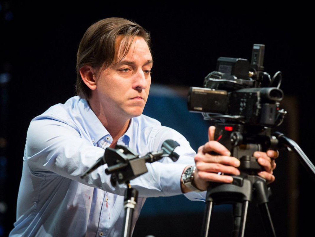 Julian Loidl mit Kamera, 13 oder liebt eure Volksvertreter TAG Theater Julian Loidl mit Kamera, 13 oder liebt eure Volksvertreter TAG Theater