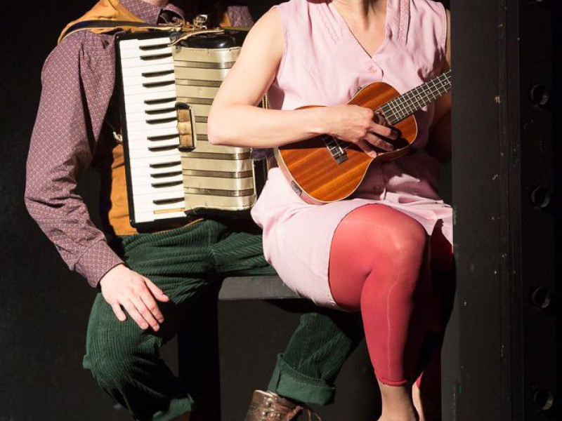Raphael Nicholas mit Akkordeon und Elisabeth Veit mit Ukulele, Bluad, Rotz und Wossa TAG Theater Raphael Nicholas mit Akkordeon und Elisabeth Veit mit Ukulele, Bluad, Rotz und Wossa TAG Theater