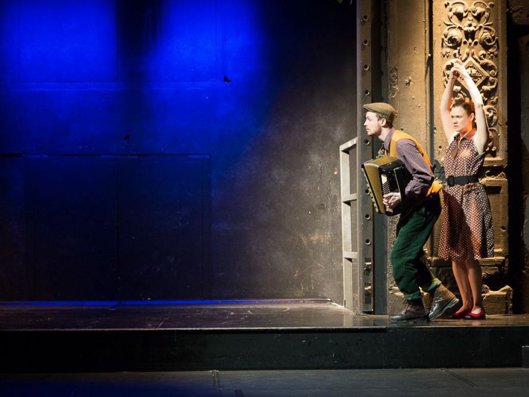 Raphael Nicholas mit Akkordeon und Julia Schranz, Bluad, Rotz und Wossa, TAG Theater Raphael Nicholas mit Akkordeon und Julia Schranz, Bluad, Rotz und Wossa, TAG Theater