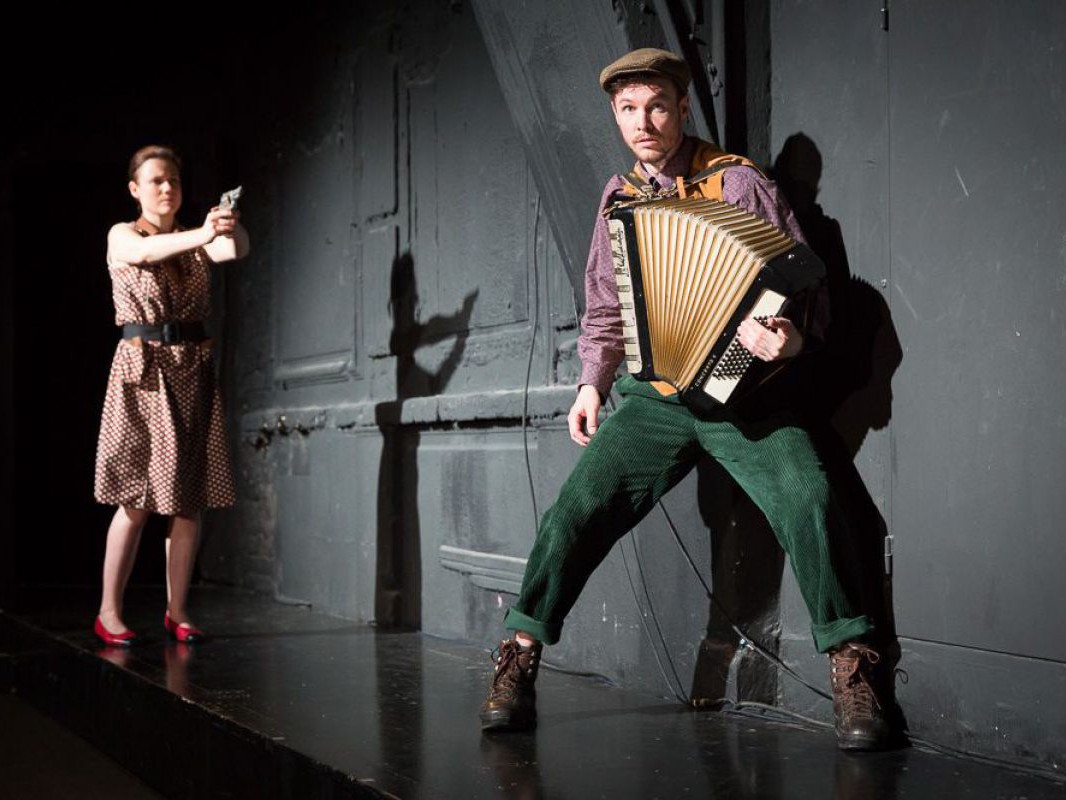 Julia Schranz mit Waffe und Raphael Nicholas mit Akkordeon, Bluad, Rotz und Wossa, TAG Theater Julia Schranz mit Waffe und Raphael Nicholas mit Akkordeon, Bluad, Rotz und Wossa, TAG Theater
