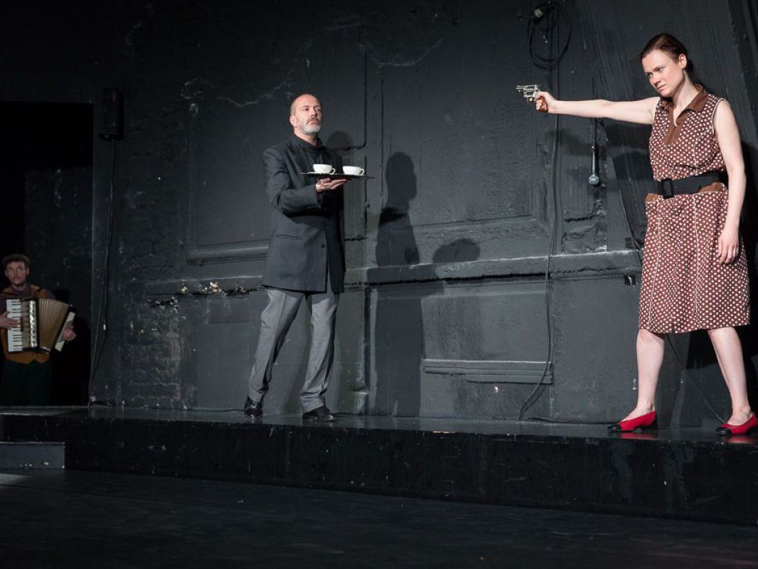 Raphael Nicholas mit Akkordeon, Jens Claßen mit Tableau und Julia Schranz mit Waffe, Bluad, Rotz und Wossa, TAG Theater Raphael Nicholas mit Akkordeon, Jens Claßen mit Tableau und Julia Schranz mit Waffe, Bluad, Rotz und Wossa, TAG Theater