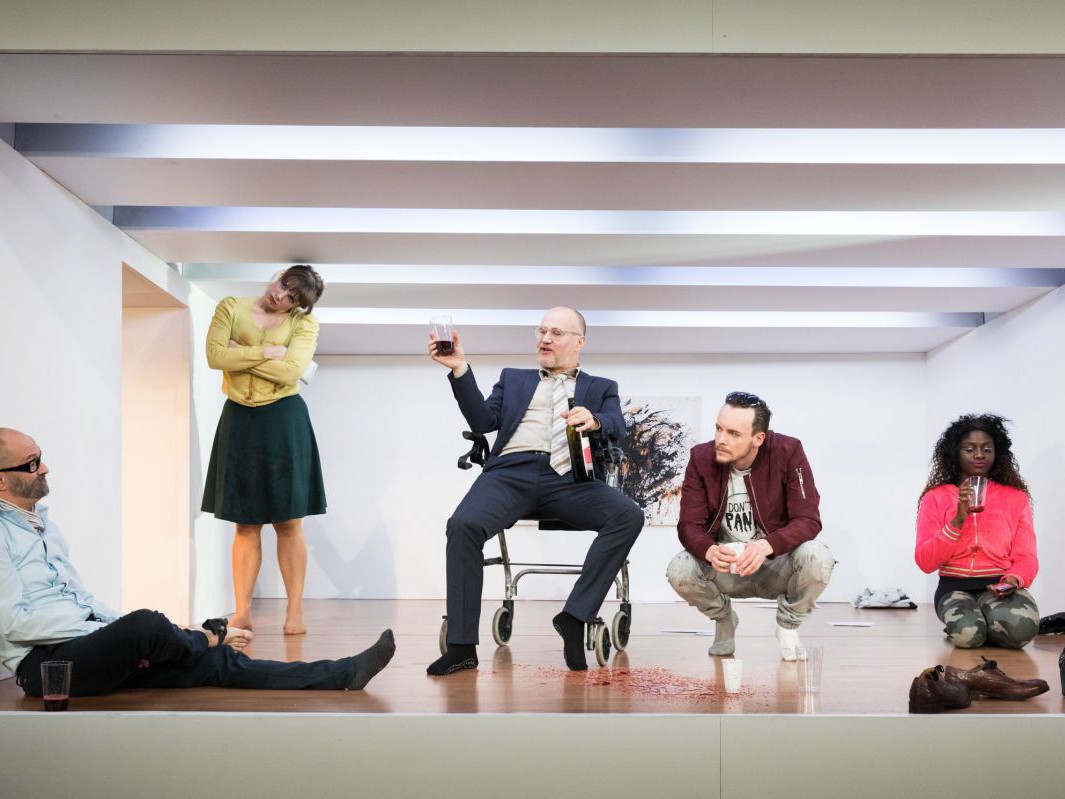 Jens Claßen, Elisabeth Veit, Georg Schubert, Raphael Nicholas und Nancy Mensah-Offei, Der Nachmittag der lebenden Toten, TAG Theater Jens Claßen, Elisabeth Veit, Georg Schubert, Raphael Nicholas und Nancy Mensah-Offei, Der Nachmittag der lebenden Toten, TAG Theater