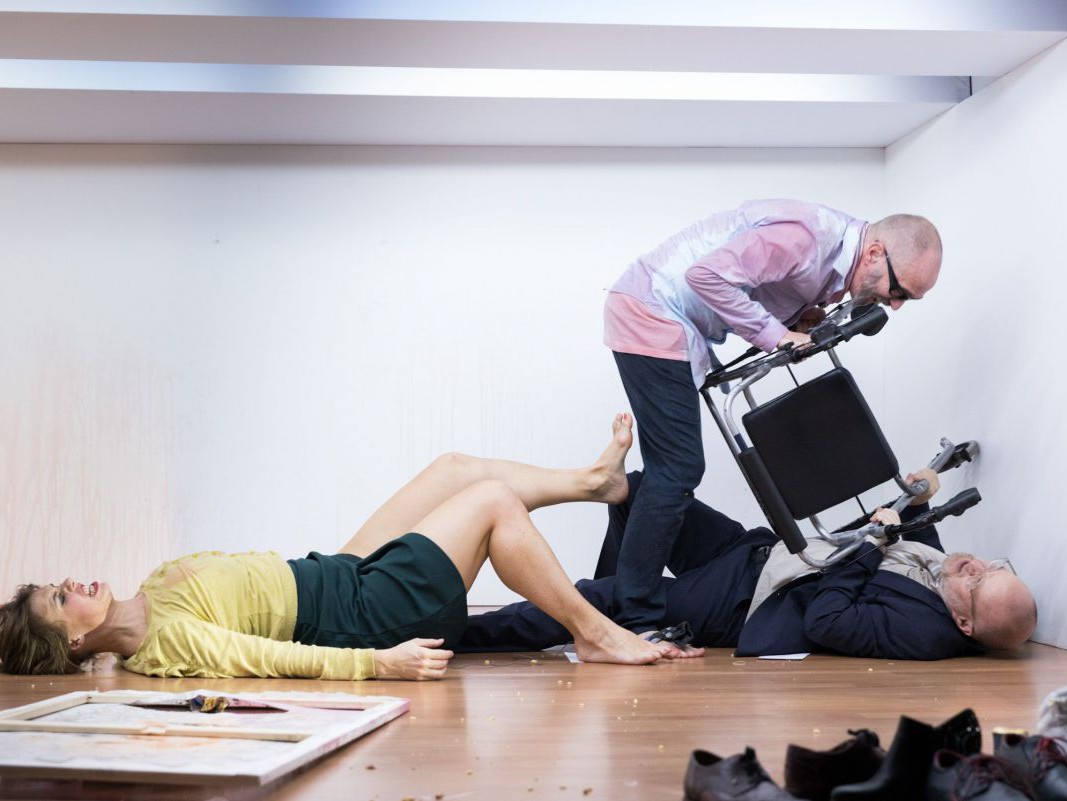 Elisabeth Veit, Jens Claßen und Georg Schubert, Rollator, Der Nachmittag der lebenden Toten, TAG Theater Elisabeth Veit, Jens Claßen und Georg Schubert, Rollator, Der Nachmittag der lebenden Toten, TAG Theater