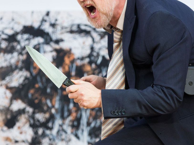 Georg Schubert mit Messer, Der Nachmittag der lebenden Toten, TAG Theater Georg Schubert mit Messer, Der Nachmittag der lebenden Toten, TAG Theater