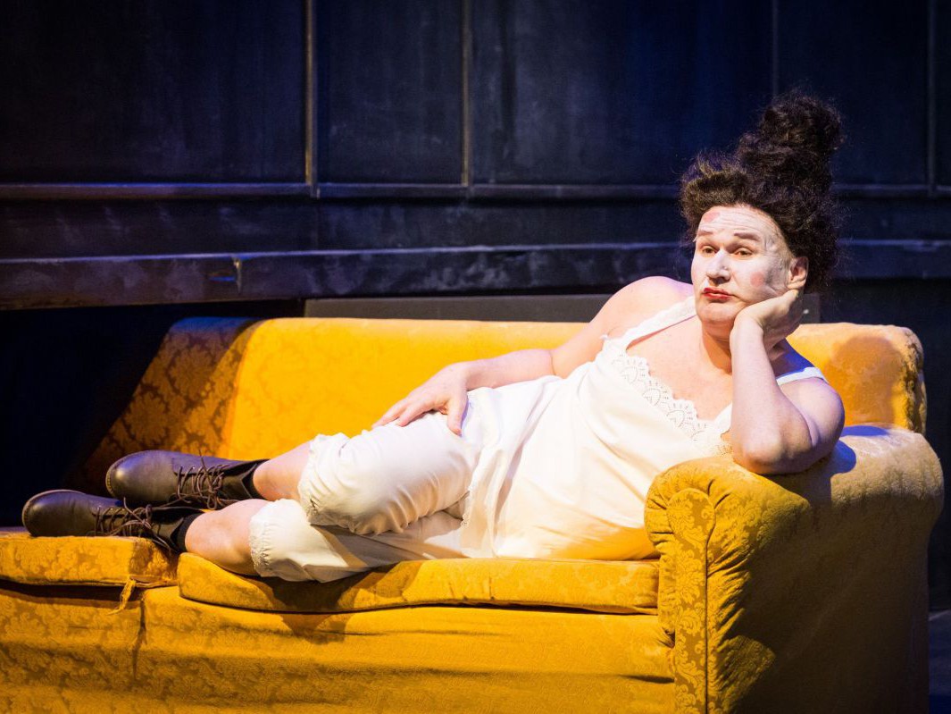 Georg Schubert auf Futon, Die Blendung, TAG Theater Georg Schubert auf Futon, Die Blendung, TAG Theater