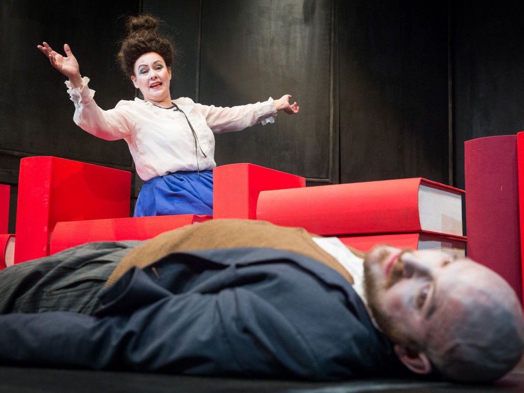 Petra Strasser und Alexander Braunshör mit Büchern, Die Blendung, TAG Theater Petra Strasser und Alexander Braunshör mit Büchern, Die Blendung, TAG Theater