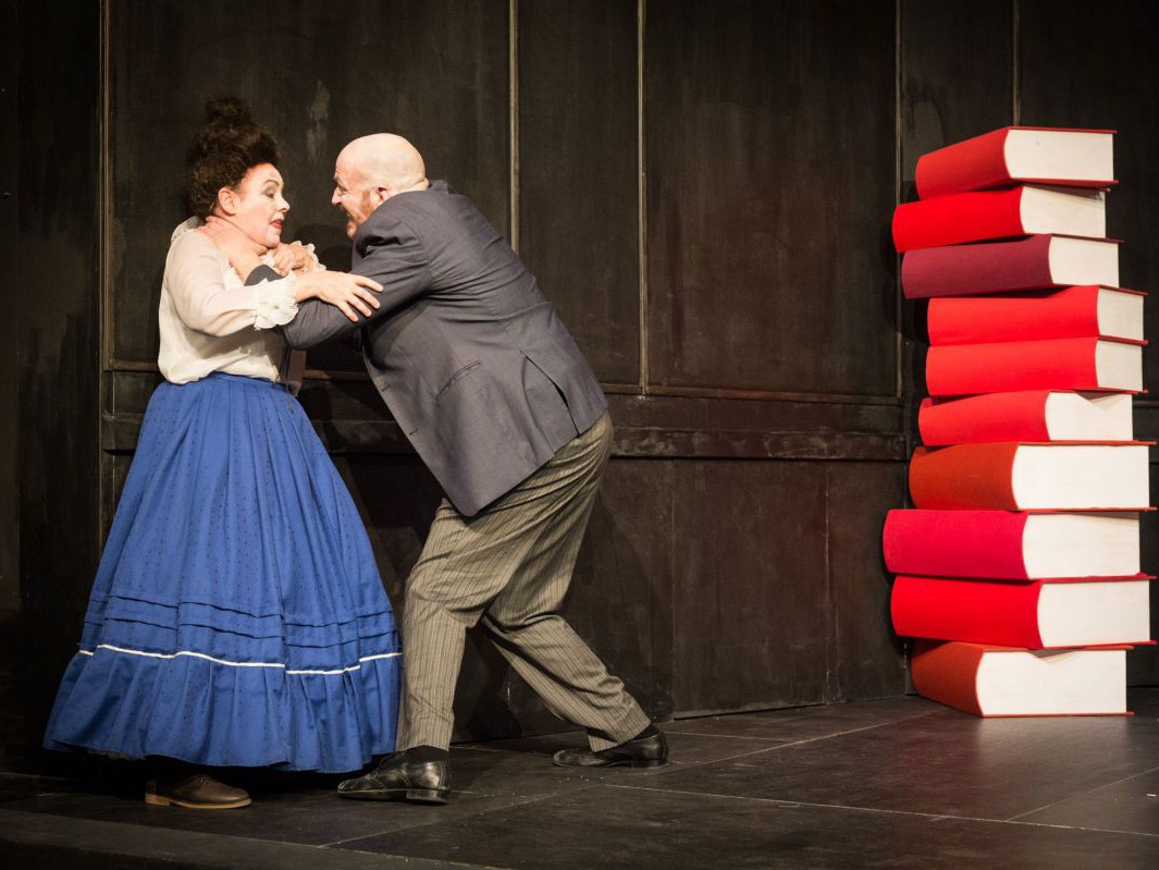 Petra Strasser und Alexander Braunshör, Bücherstapel, Die Blendung, TAG Theater Petra Strasser und Alexander Braunshör, Bücherstapel, Die Blendung, TAG Theater
