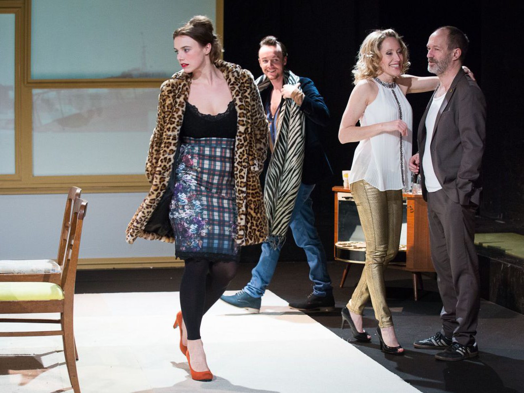 Elisabeth Veit, Raphael Nicholas, Michaela Kaspar und Jens Claßen, Der diskrete Charme der smarten Menschen, TAG Theater Elisabeth Veit, Raphael Nicholas, Michaela Kaspar und Jens Claßen, Der diskrete Charme der smarten Menschen, TAG Theater