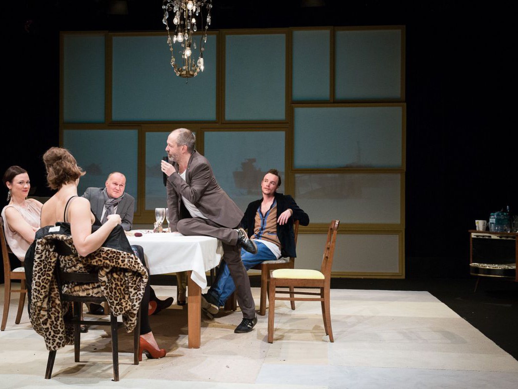 Julia Schranz, Elisabeth Veit, Georg Schubert, Jens Claßen und Raphael Nicholas, Der diskrete Charme der smarten Menschen, TAG Theater Julia Schranz, Elisabeth Veit, Georg Schubert, Jens Claßen und Raphael Nicholas, Der diskrete Charme der smarten Menschen, TAG Theater