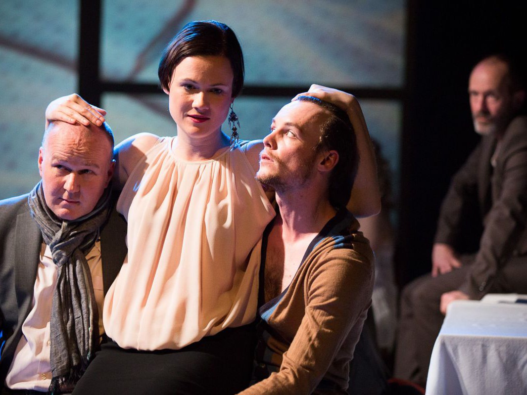 Georg Schubert, Julia Schranz, Raphael Nicholas und Jens Claßen, Der diskrete Charme der smarten Menschen, TAG Theater Georg Schubert, Julia Schranz, Raphael Nicholas und Jens Claßen, Der diskrete Charme der smarten Menschen, TAG Theater