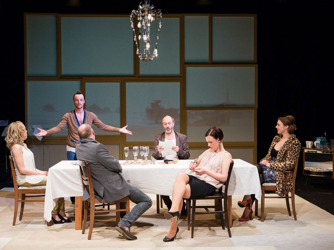 Michaela Kaspar, Raphael Nicholas, Georg Schubert, Jens Claßen, Julia Schranz und Elisabeth Veit, Der diskrete Charme der smarten Menschen, TAG Theater Michaela Kaspar, Raphael Nicholas, Georg Schubert, Jens Claßen, Julia Schranz und Elisabeth Veit, Der diskrete Charme der smarten Menschen, TAG Theater