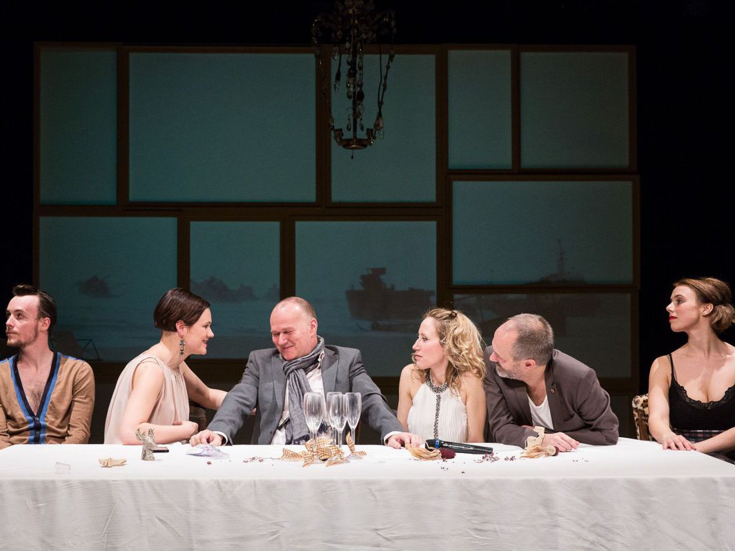 Raphael Nicholas, Julia Schranz, Georg Schubert, Michaela Kaspar, Jens Claßen und Elisabeth Veit, Der diskrete Charme der smarten Menschen, TAG Theater Raphael Nicholas, Julia Schranz, Georg Schubert, Michaela Kaspar, Jens Claßen und Elisabeth Veit, Der diskrete Charme der smarten Menschen, TAG Theater