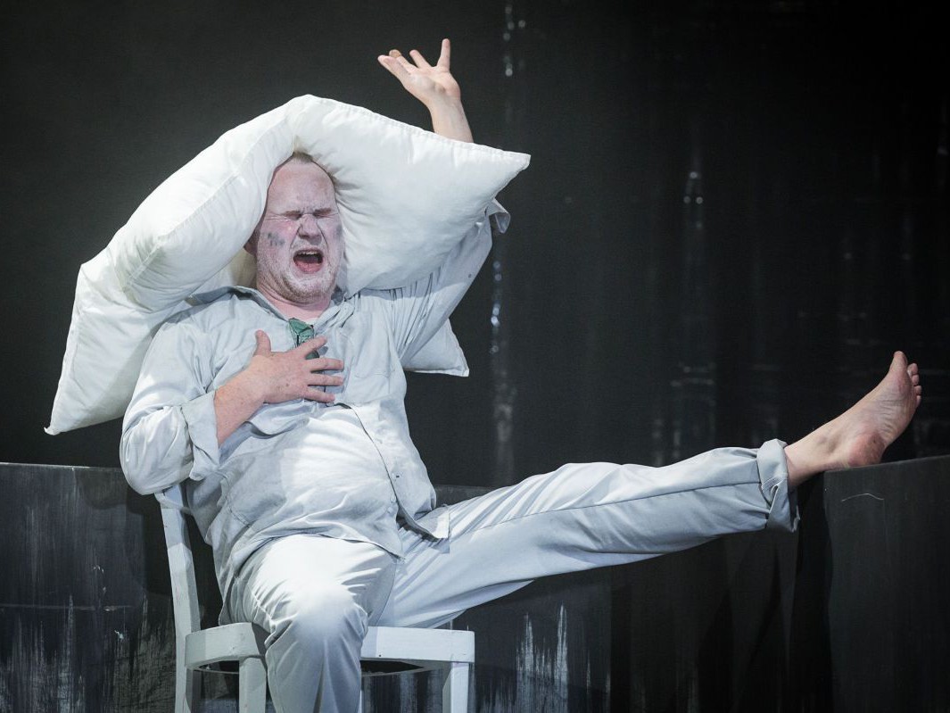 Georg Schubert schreiend mit Kissen, Heinrich 4, TAG Theater Georg Schubert schreiend mit Kissen, Heinrich 4, TAG Theater