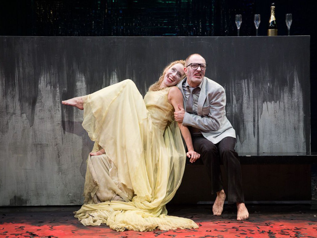 Michaela Kaspar in gelbem Kleid, und Jens Claßen, Heinrich 4, TAG Theater Michaela Kaspar in gelbem Kleid, und Jens Claßen, Heinrich 4, TAG Theater