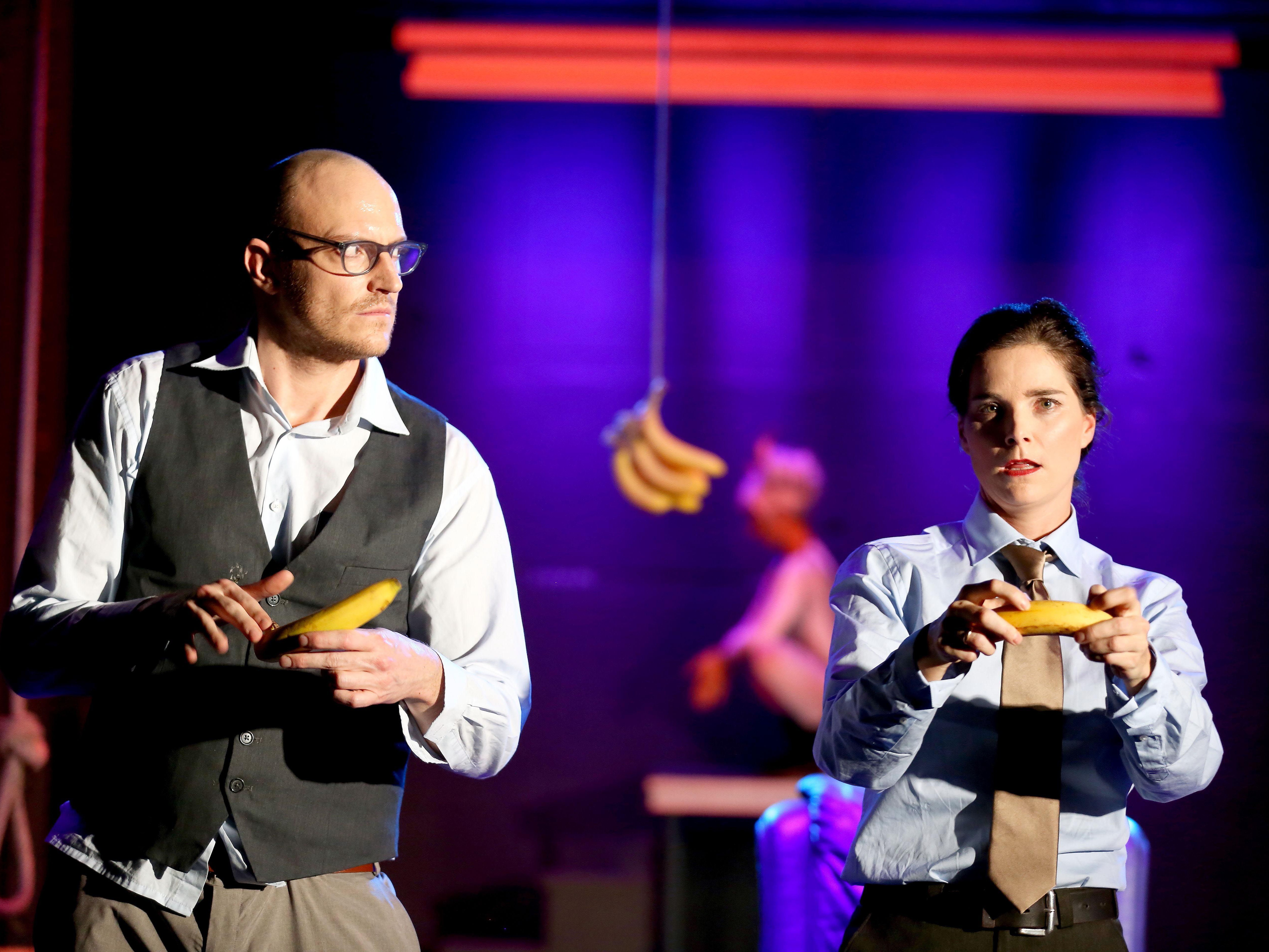 Alexander Braunshör und Eva Klemt mit Bananen, Kill Hill, TAG Theater Alexander Braunshör und Eva Klemt mit Bananen, Kill Hill, TAG Theater