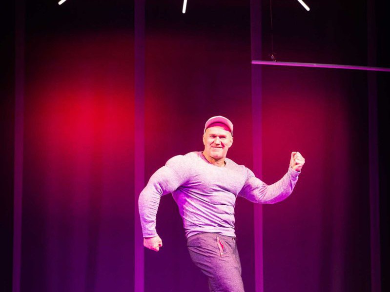 Georg Schubert als Bodybuilder im TAG Theater, Reigen Georg Schubert als Bodybuilder im TAG Theater, Reigen