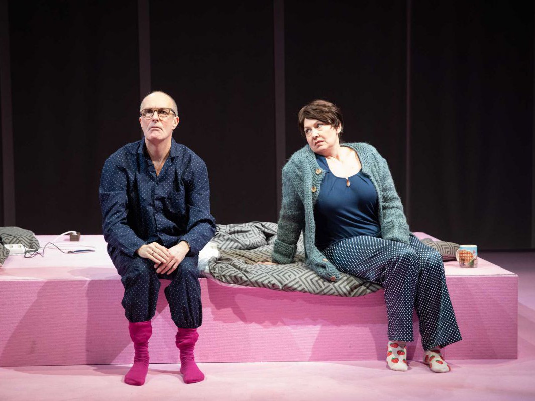 Jens Claßen und Petra Strasser auf Bett, Reigen, TAG Theater Jens Claßen und Petra Strasser auf Bett, Reigen, TAG Theater