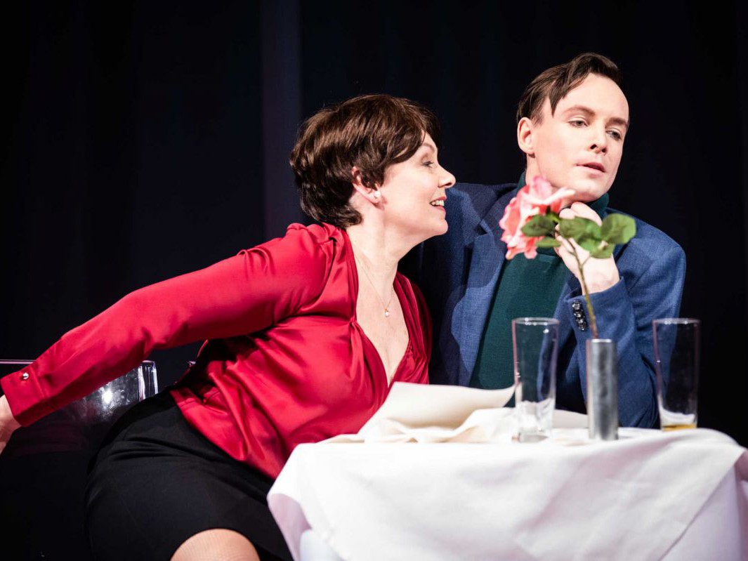 Petra Strasser und Raphael Nicholas im Restaurant, Reigen, TAG Theater Petra Strasser und Raphael Nicholas im Restaurant, Reigen, TAG Theater