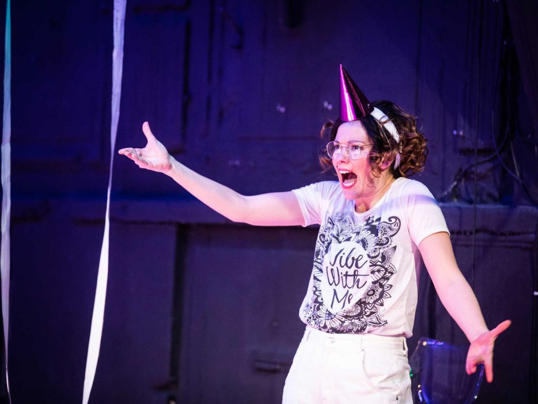 Lisa Schrammel mit Partyhut, Reigen, TAG Theater Lisa Schrammel mit Partyhut, Reigen, TAG Theater