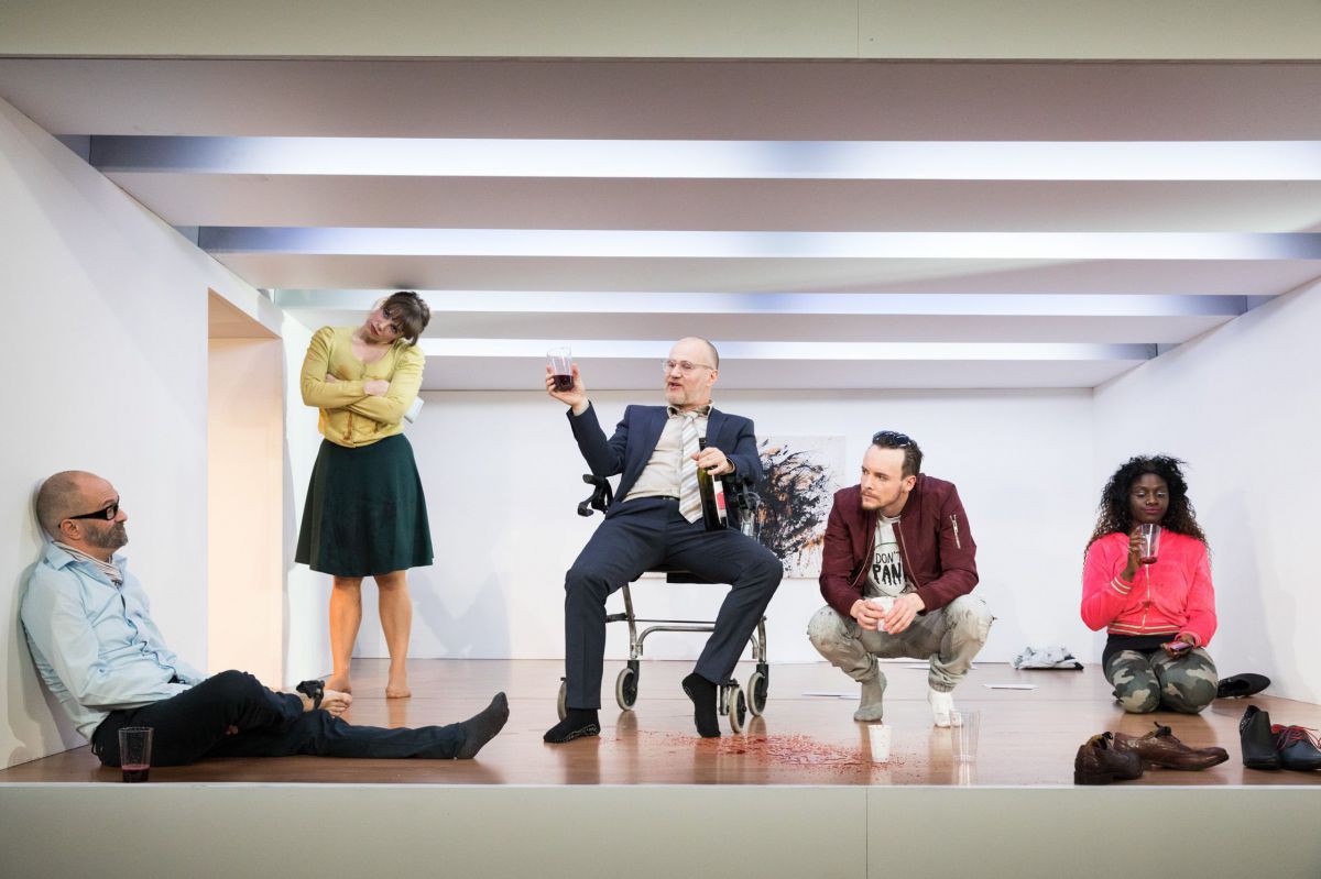 © Anna Stöcher Jens Claßen, Elisabeth Veit, Georg Schubert, Raphael Nicholas und Nancy Mensah-Offei, Der Nachmittag der lebenden Toten, TAG Theater