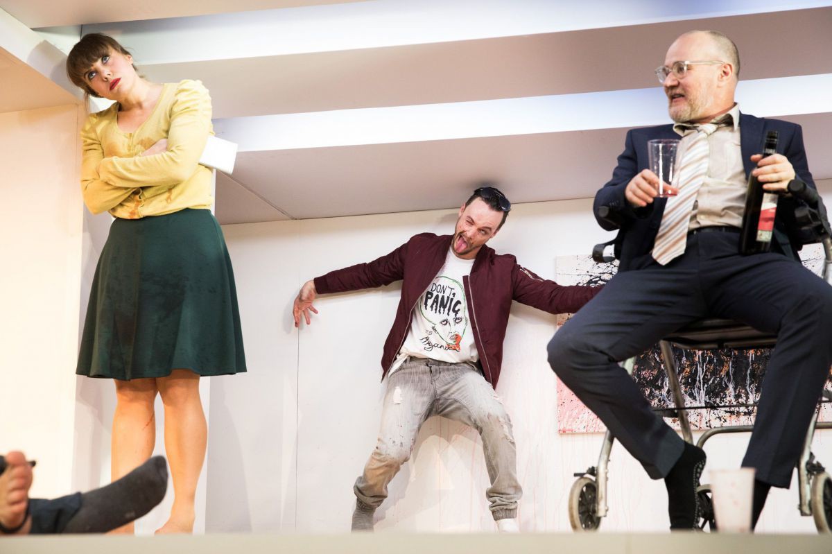 © Anna Stöcher Elisabeth Veit, Raphael Nicholas und Georg Schubert, Der Nachmittag der lebenden Toten, TAG Theater