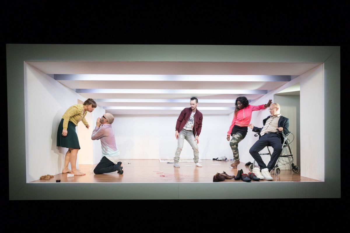 © Anna Stöcher Elisabeth Veit, Jens Claßen, Raphael Nicholas, Nancy Mensah-Offei und Georg Schubert, Der Nachmittag der lebenden Toten TAG Theater