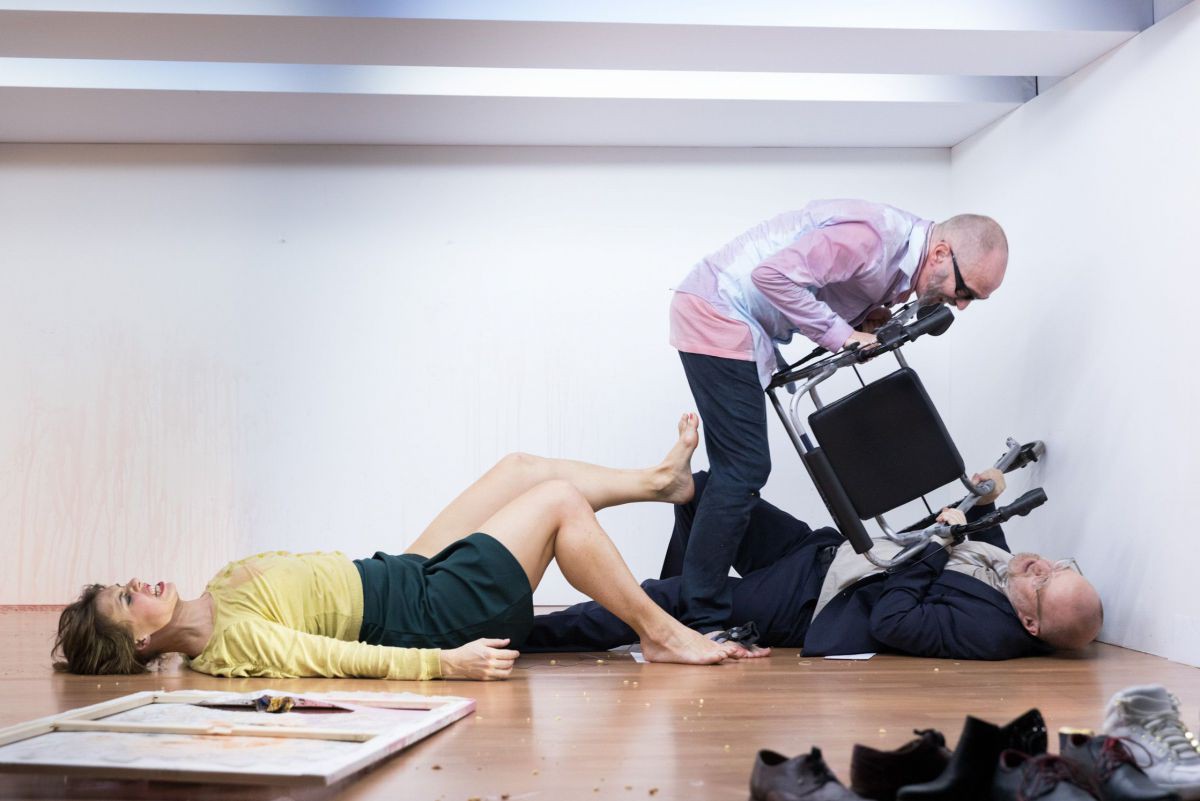 © Anna Stöcher Elisabeth Veit, Jens Claßen und Georg Schubert, Rollator, Der Nachmittag der lebenden Toten, TAG Theater