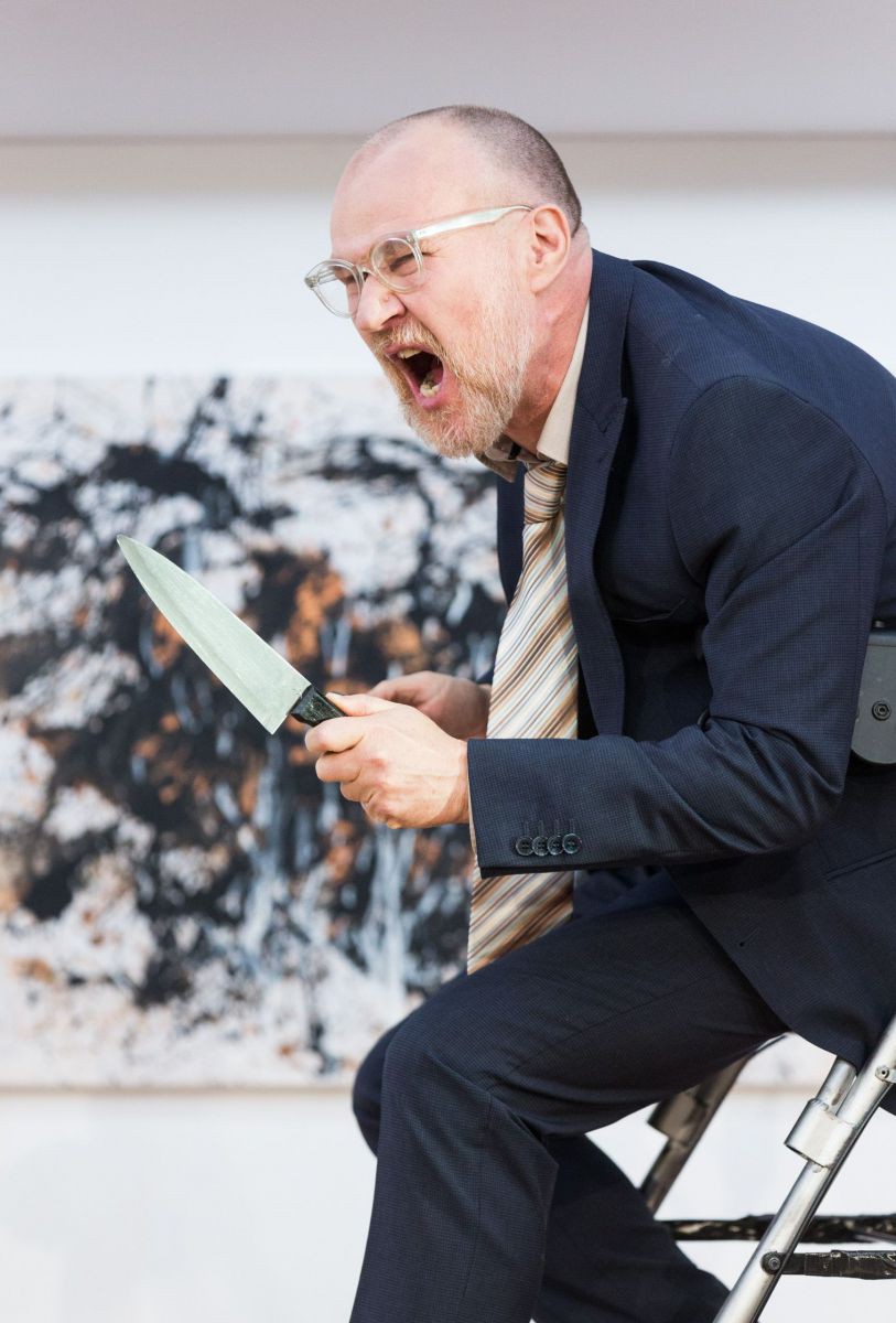 © Anna Stöcher Georg Schubert mit Messer, Der Nachmittag der lebenden Toten, TAG Theater