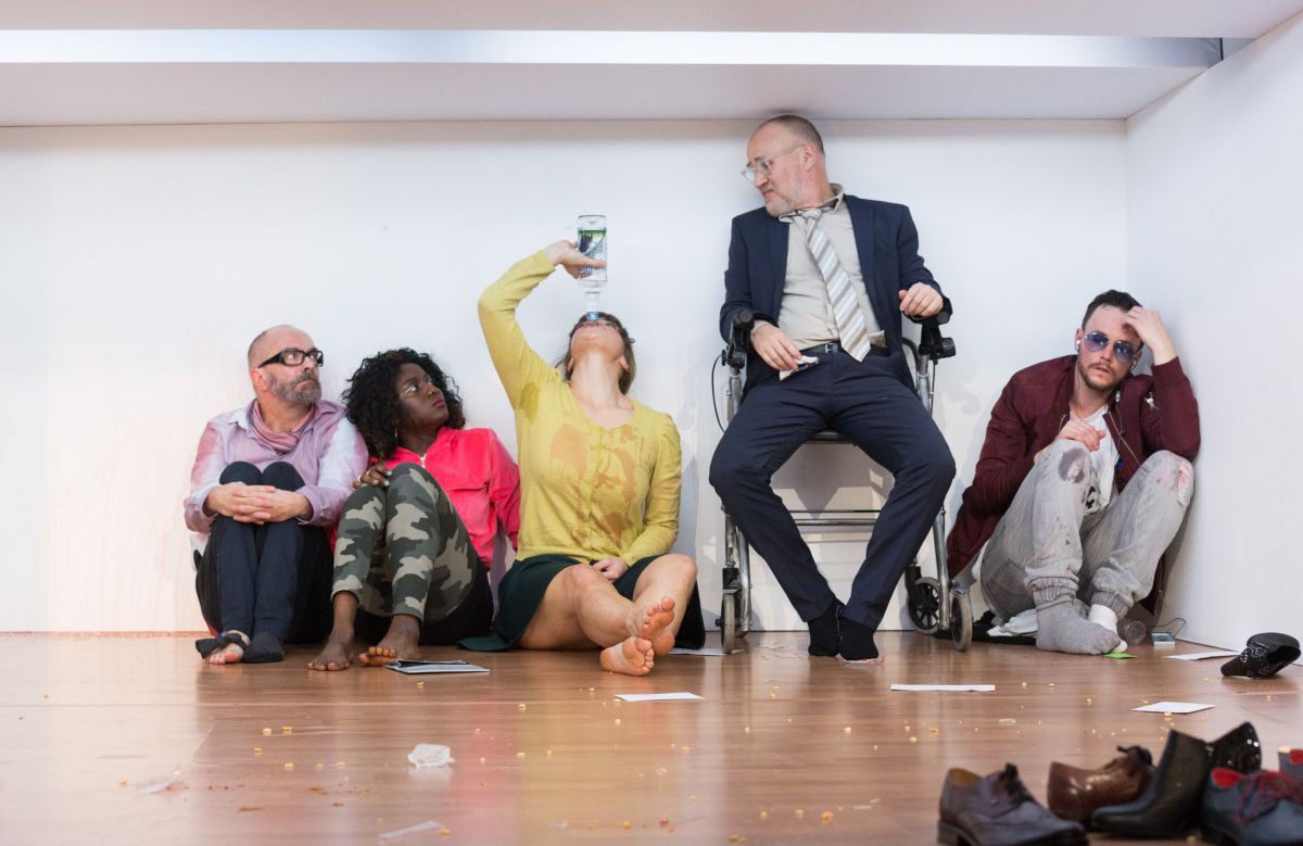 © Anna Stöcher Jens Claßen, Nancy Mensah-Offei, Elisabeth Veit, Georg Schubert und Raphael Nicholas, Der Nachmittag der lebenden Toten, TAG Theater