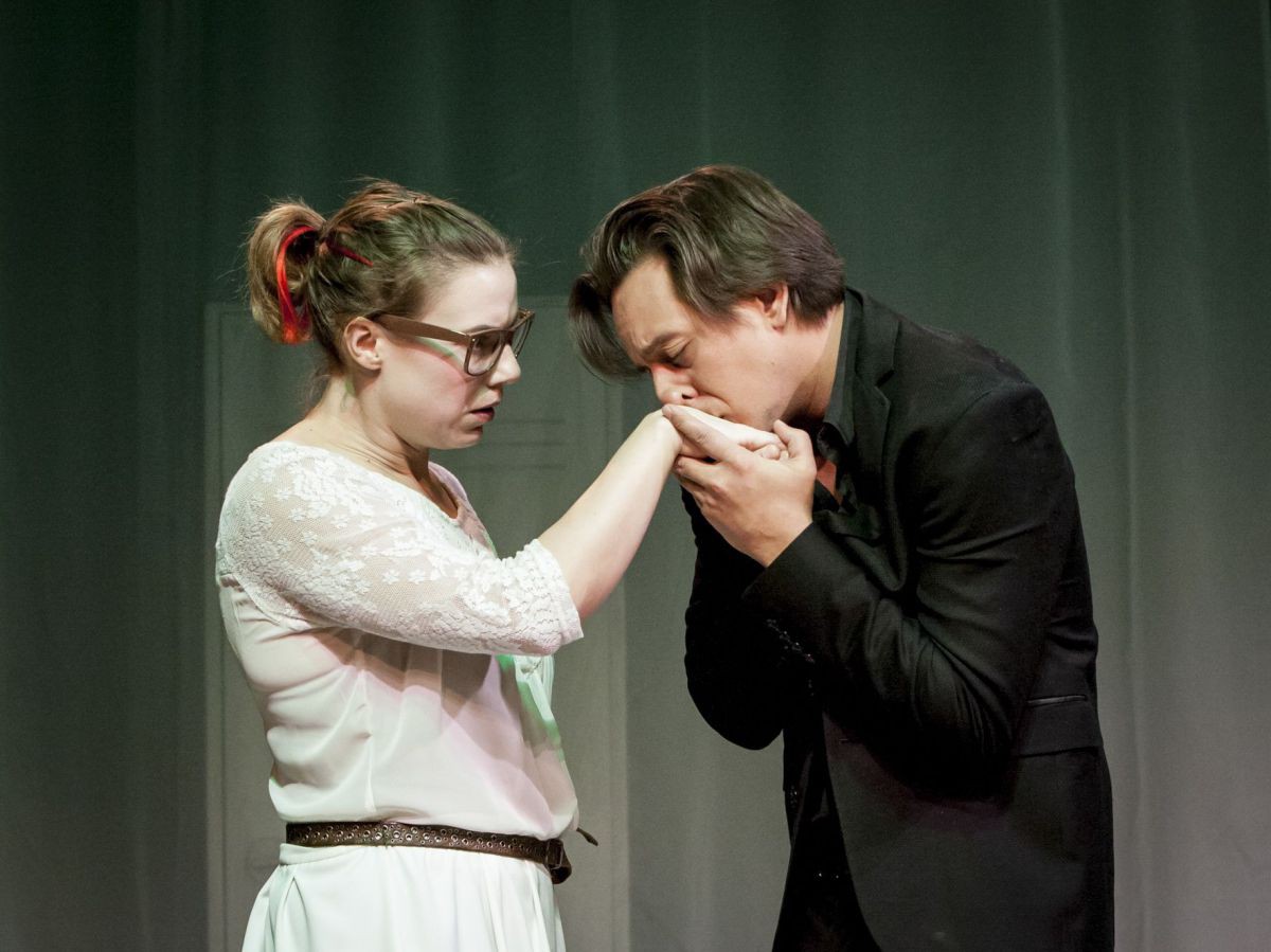 © Judith Stehlik Elisabeth Veit und Julian Loidl, Handkuss, Faust-Theater, TAG Theater