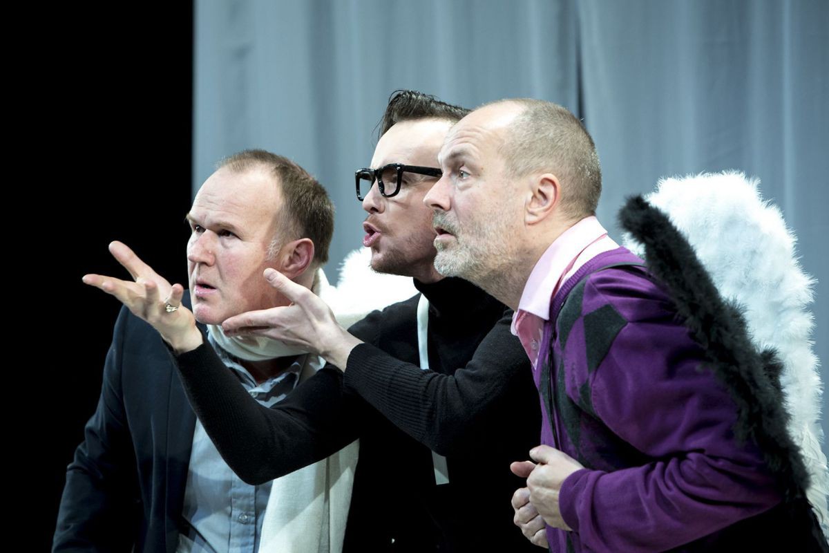 © Judith Stehlik Georg Schubert, Raphael Nicholas und Jens Claßen, Engelsflügel, Faust-Theater, TAG Theater