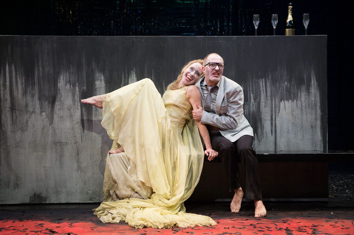 Michaela Kaspar in gelbem Kleid, und Jens Claßen, Heinrich 4, TAG Theater