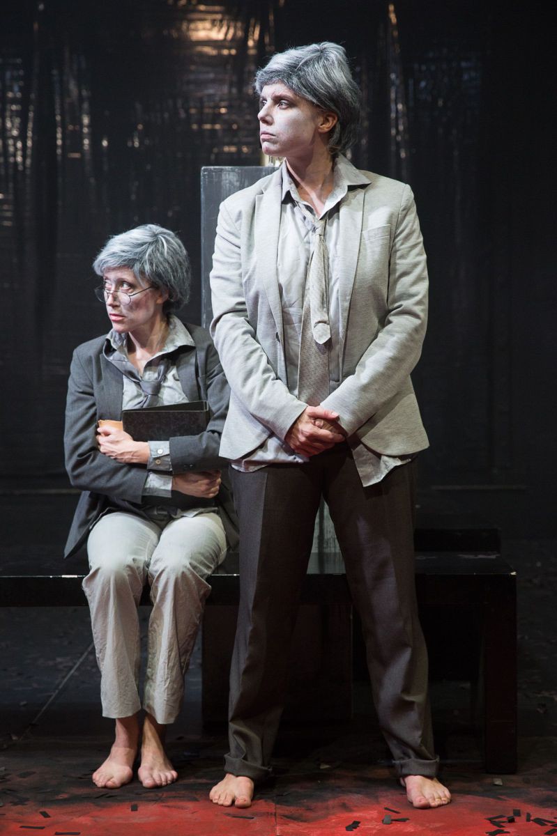 Michaela Kaspar und Elisabeth Veit mit grauen Perücken, Heinrich 4, TAG Theater