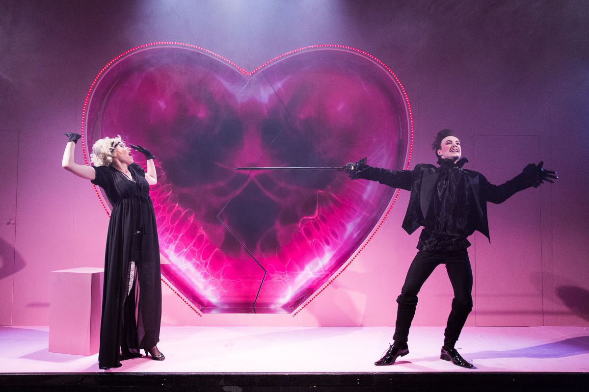 © Anna Stöcher Michaela Kaspar und Raphael Nicholas, Kissing Mister Christo, TAG Theater