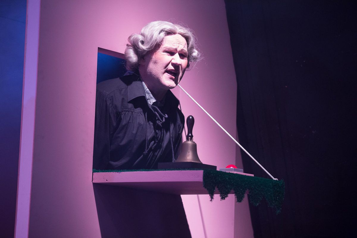 © Anna Stöcher Georg Schubert mit Perücke, Kissing Mister Christo, TAG Theater